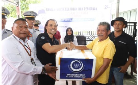 Salurkan Bantuan Bencana Alam di Sumbar, Sakti Wahyu Trenggono: KKP Paling Concern dengan Isu Kemanusiaan