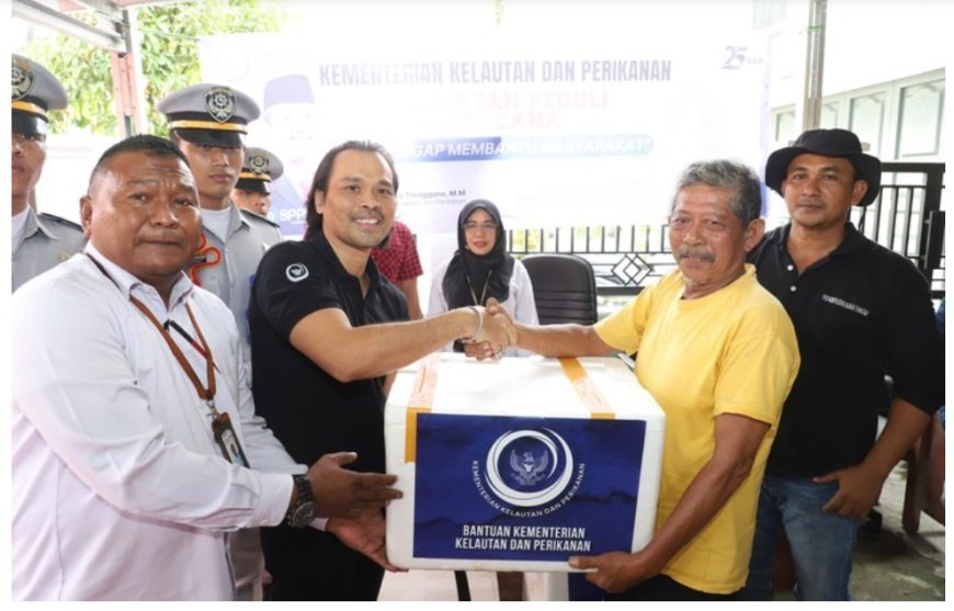 Salurkan Bantuan Bencana Alam di Sumbar, Sakti Wahyu Trenggono: KKP Paling Concern dengan Isu Kemanusiaan