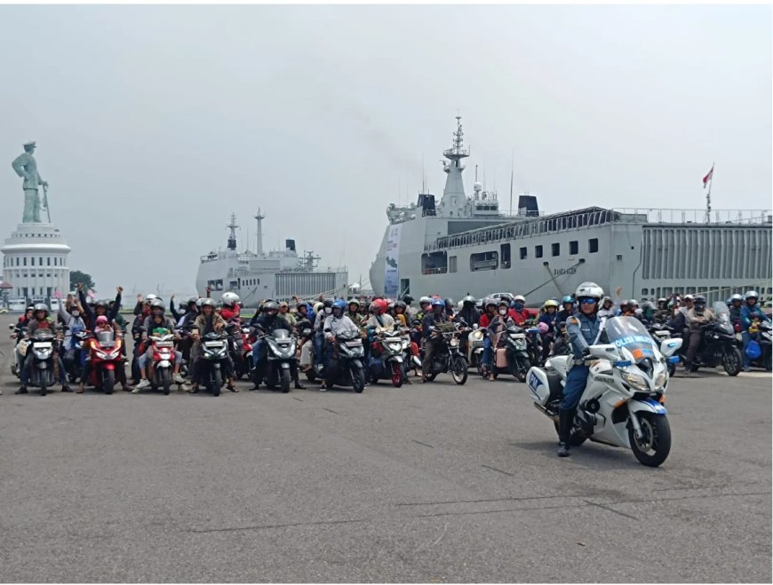 350 Pemudik Kapal Perang TNI AL dari Jakarta-Semarang Tiba di Surabaya