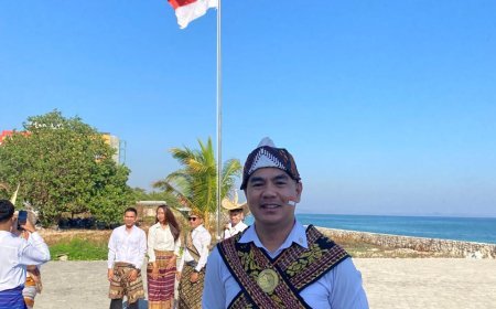 Kenakan Pakaian Adat NTT, Karyawan Hotel Swiss-Belcourt Kupang Gelar Upacara HUT RI ke-79 