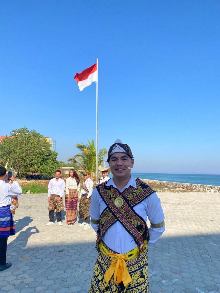 Kenakan Pakaian Adat NTT, Karyawan Hotel Swiss-Belcourt Kupang Gelar Upacara HUT RI ke-79 