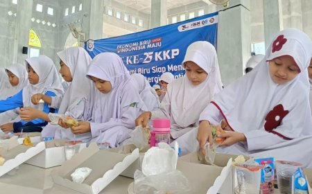 PSDKP Lampulo dan DKP Aceh beri makan gratis bagi siswa SD di Aceh Besar