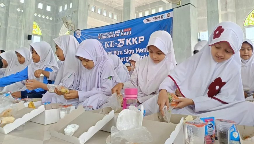 PSDKP Lampulo dan DKP Aceh beri makan gratis bagi siswa SD di Aceh Besar