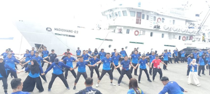 Pagi Ceria di Muara Baru, Awak Kapal Berolahraga Bersama